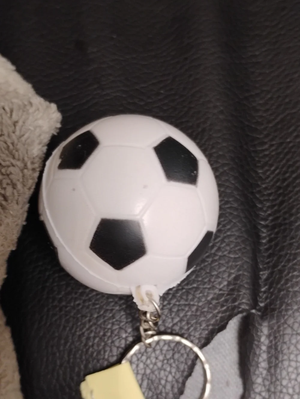 VINTAGE HYUNDAI MINI SOCCER BALL PROMO KEYCHAIN NRMINT CONDITION